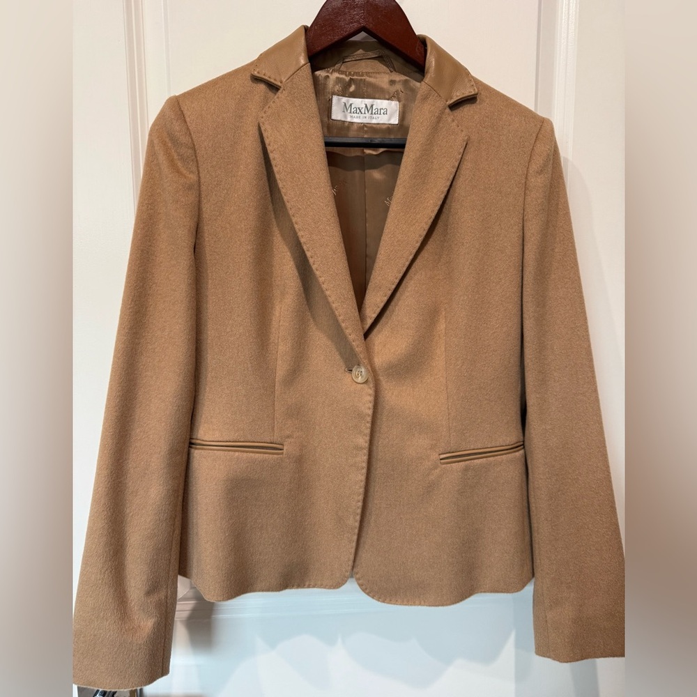 Max Mara camel hair Blazer w Leather trim on the collar and pocket edges US4